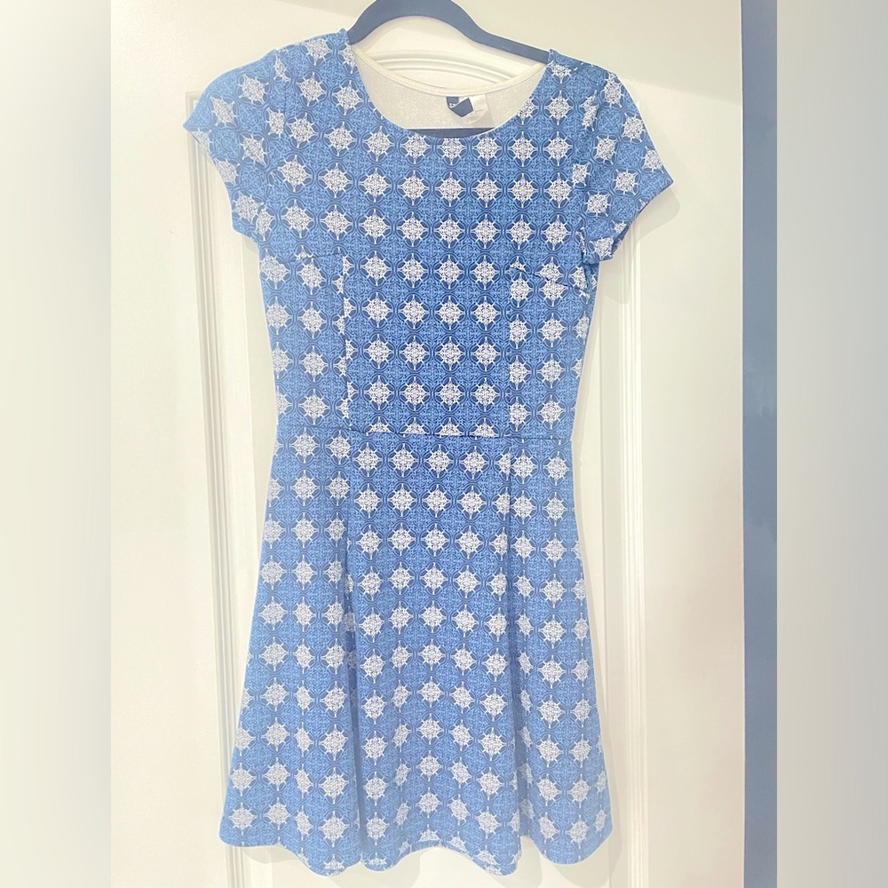 Divided scoop neck blue pattern dress